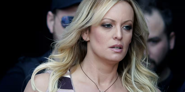 트럼프 재판 증인출석한 포르노배우 … “2006년 하룻밤, 대선앞두고 입막음 돈”